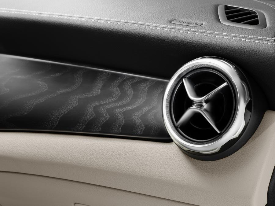 Детали интерьера Mercedes-Benz GLA250 4Matic AMG Line 2017 года  (WW) (фото 7 из 13)